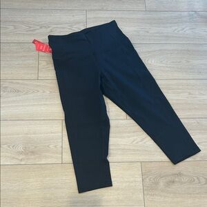 Black Cropped Side Pockets Workout Leggings. NWT